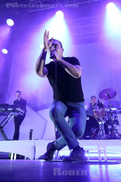 FUTURE ISLANDS - 2023-09-05 - PARIS - CentQuatre - Nef Curial - Samuel Thompson Herring - Gerrit Welmers - Michael Lowry